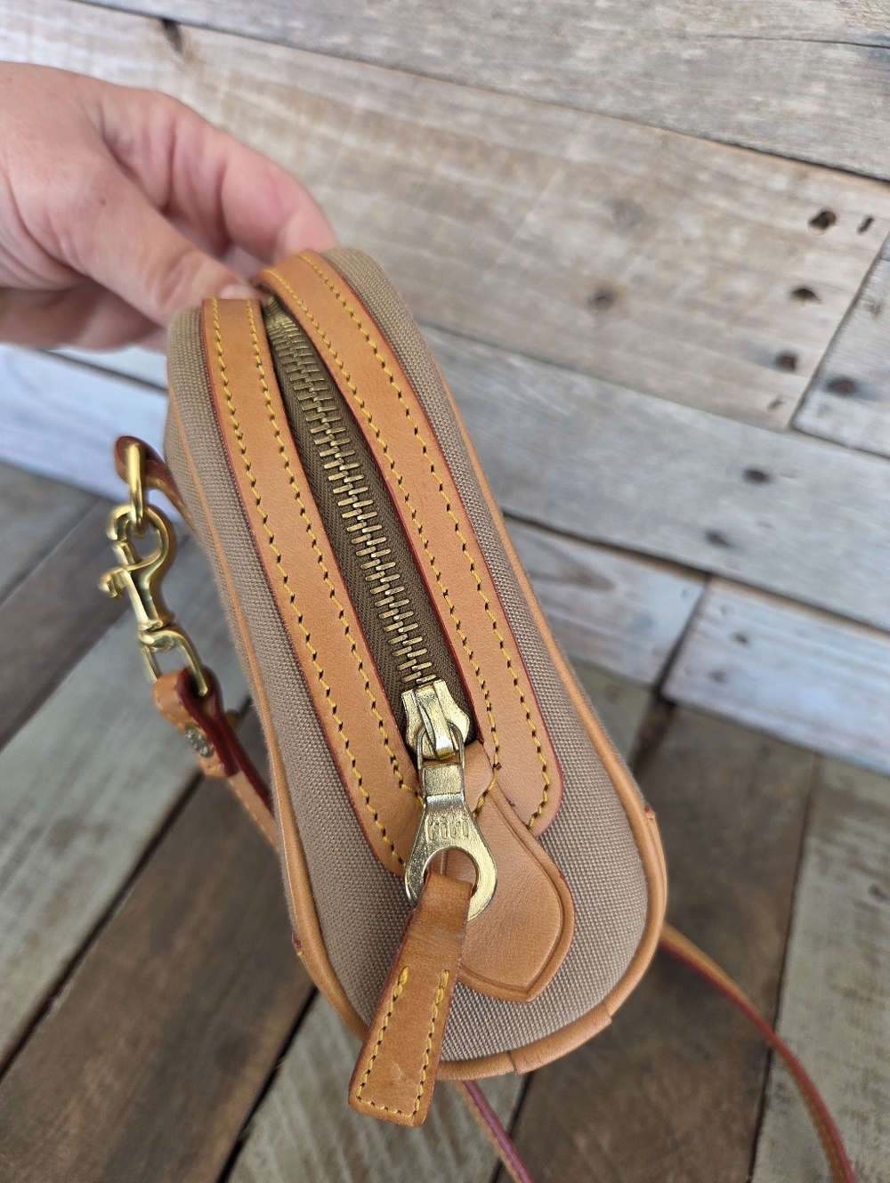 Dooney & Bourke Crossbody. - Picture 5 of 15